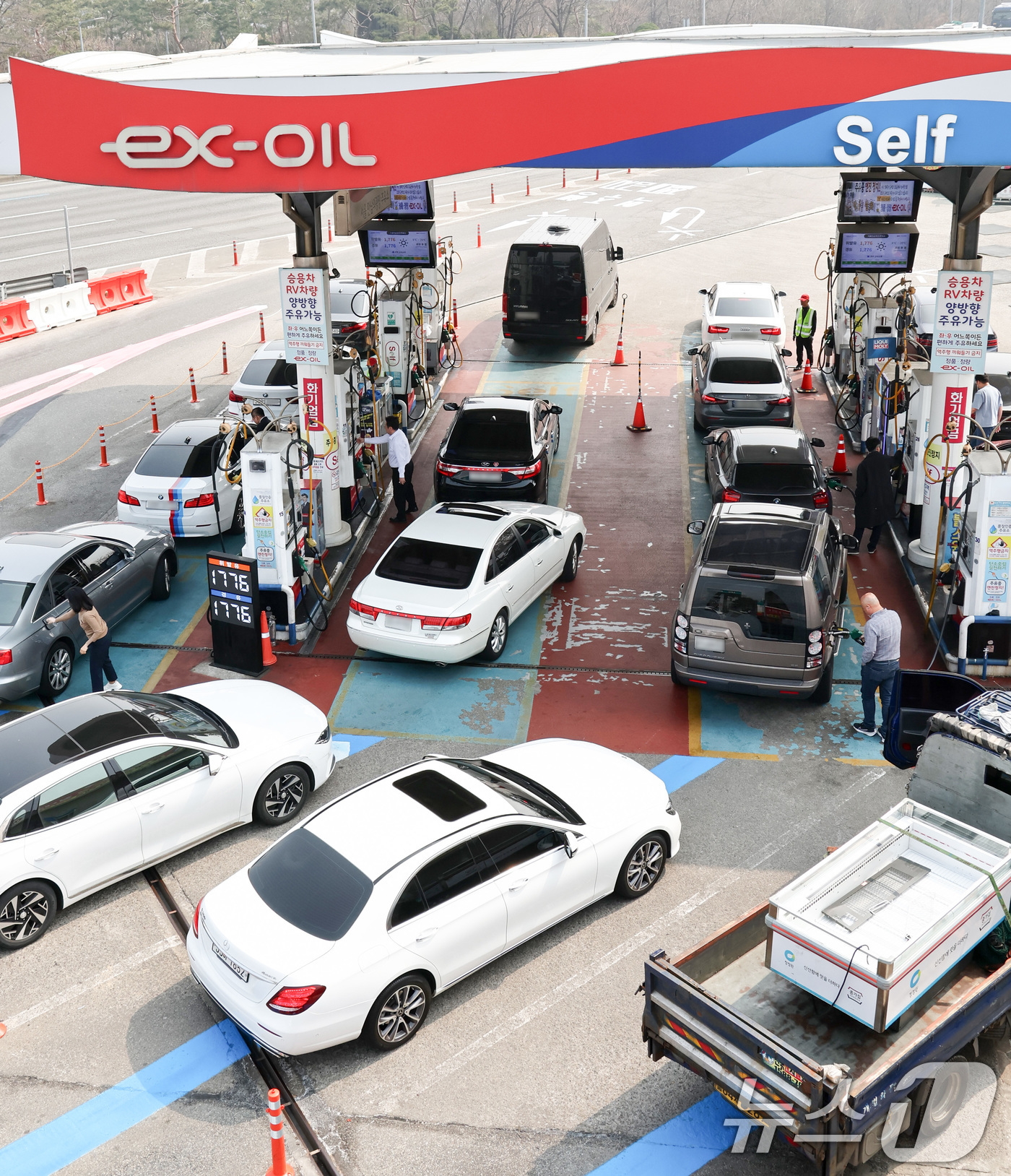 (서울=뉴스1) 최지환 기자 = 석유제품에 2차 최고가격제가 시행된 27일 서울 서초구 만남의광장 주유소에서 운전자들이 주유를 하고 있다.2차 최고가는 공급가격(도매가) 기준 휘발 …