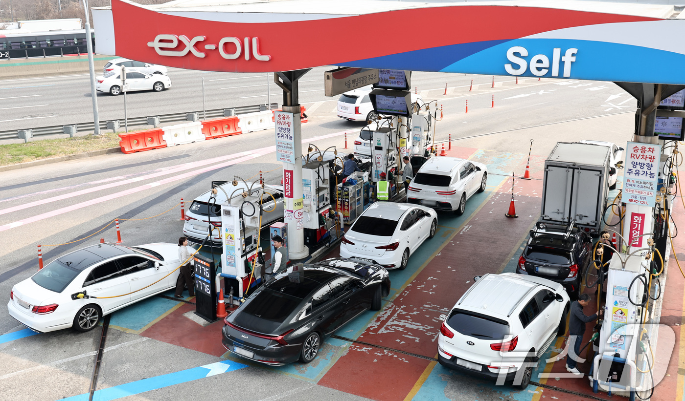 (서울=뉴스1) 최지환 기자 = 석유제품에 2차 최고가격제가 시행된 27일 서울 서초구 만남의광장 주유소에서 운전자들이 주유를 하고 있다.2차 최고가는 공급가격(도매가) 기준 휘발 …