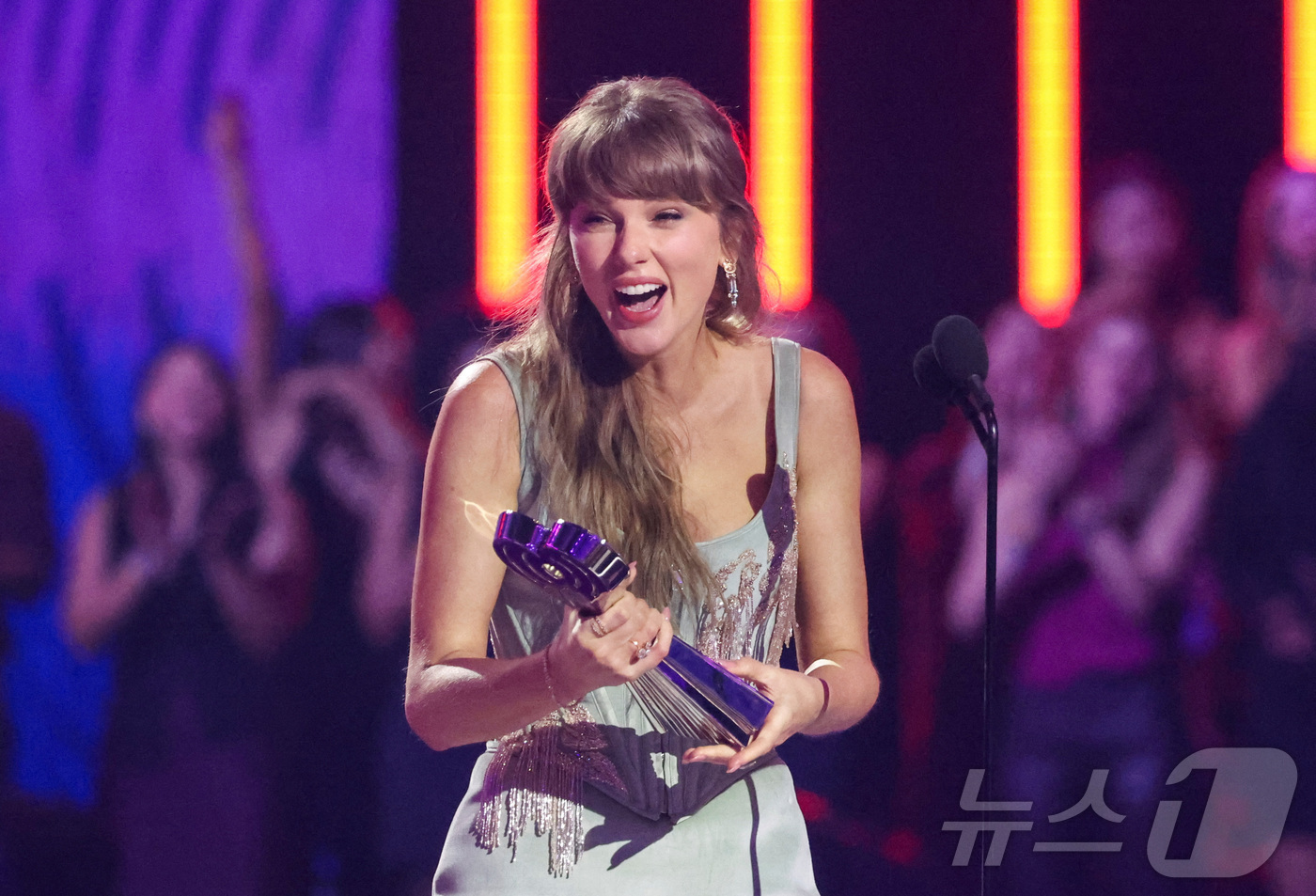 (로이터=뉴스1) 송원영 기자 = 가수 테일러 스위프트가 26일(현지 시간) 미국 캘리포니아주 로스앤젤레스 돌비극장에서 열린 아이하트라디오 뮤직 시상식에서 '올해의 아티스트' 상 …