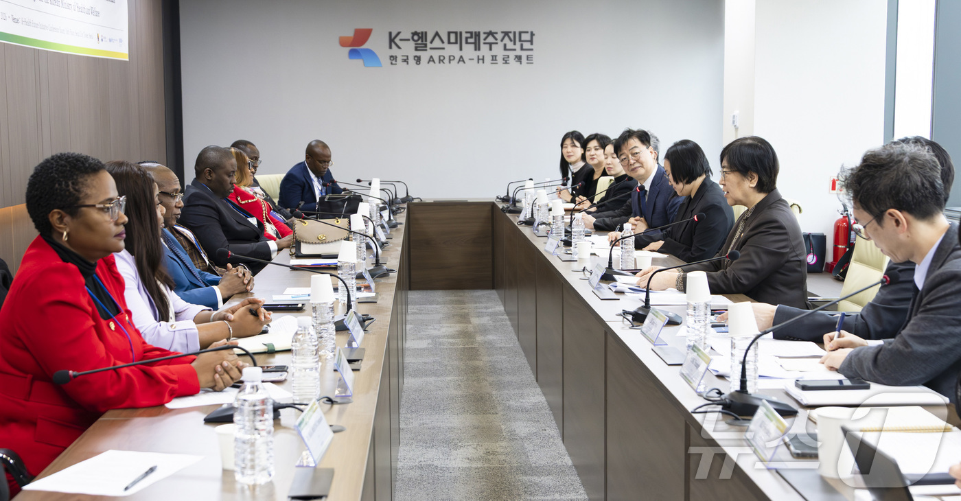 (서울=뉴스1) = 정은경 보건복지부 장관이 27일 오전 서울 한국보건산업진흥원 회의실에서 마나우다 말라시 카메룬 보건부 장관과 면담을 하고 있다. (보건복지부 제공. 재판매 및 …