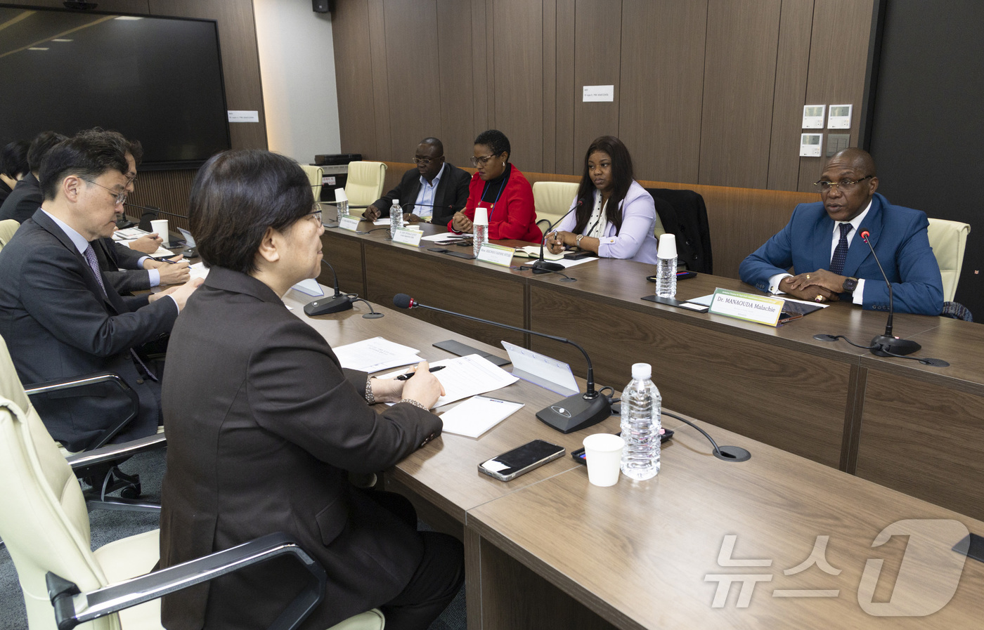 (서울=뉴스1) = 정은경 보건복지부 장관이 27일 오전 서울 한국보건산업진흥원 회의실에서 마나우다 말라시 카메룬 보건부 장관과 면담을 하고 있다. (보건복지부 제공. 재판매 및 …