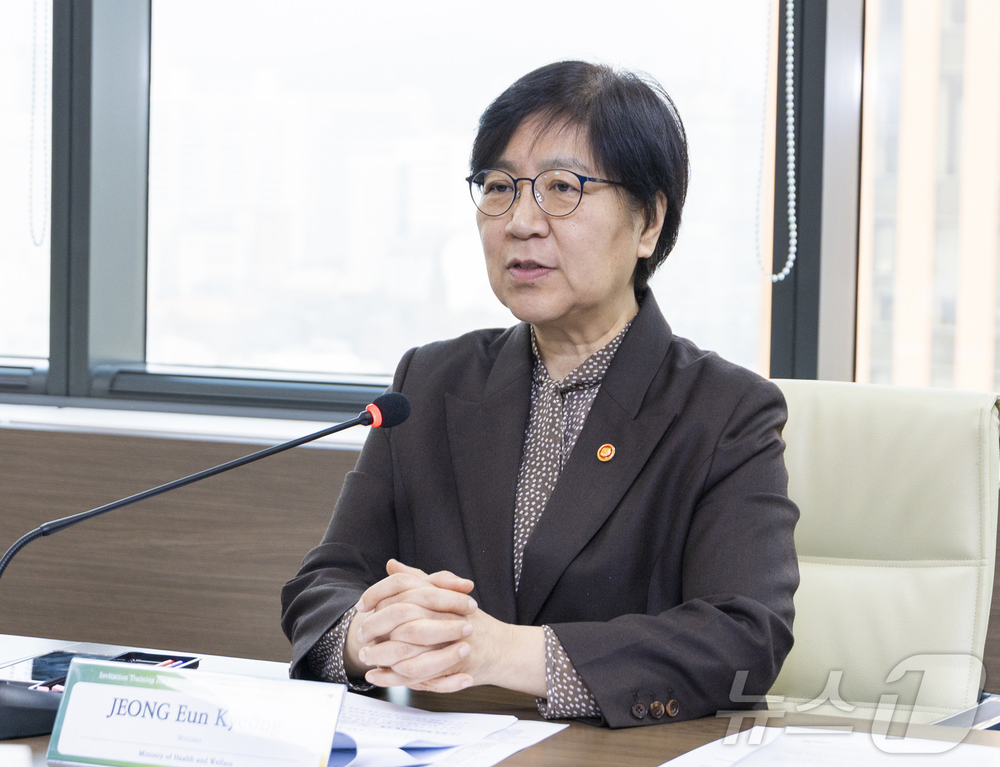 (서울=뉴스1) = 정은경 보건복지부 장관이 27일 오전 서울 한국보건산업진흥원 회의실에서 마나우다 말라시 카메룬 보건부 장관과 면담을 하고 있다. (보건복지부 제공. 재판매 및 …