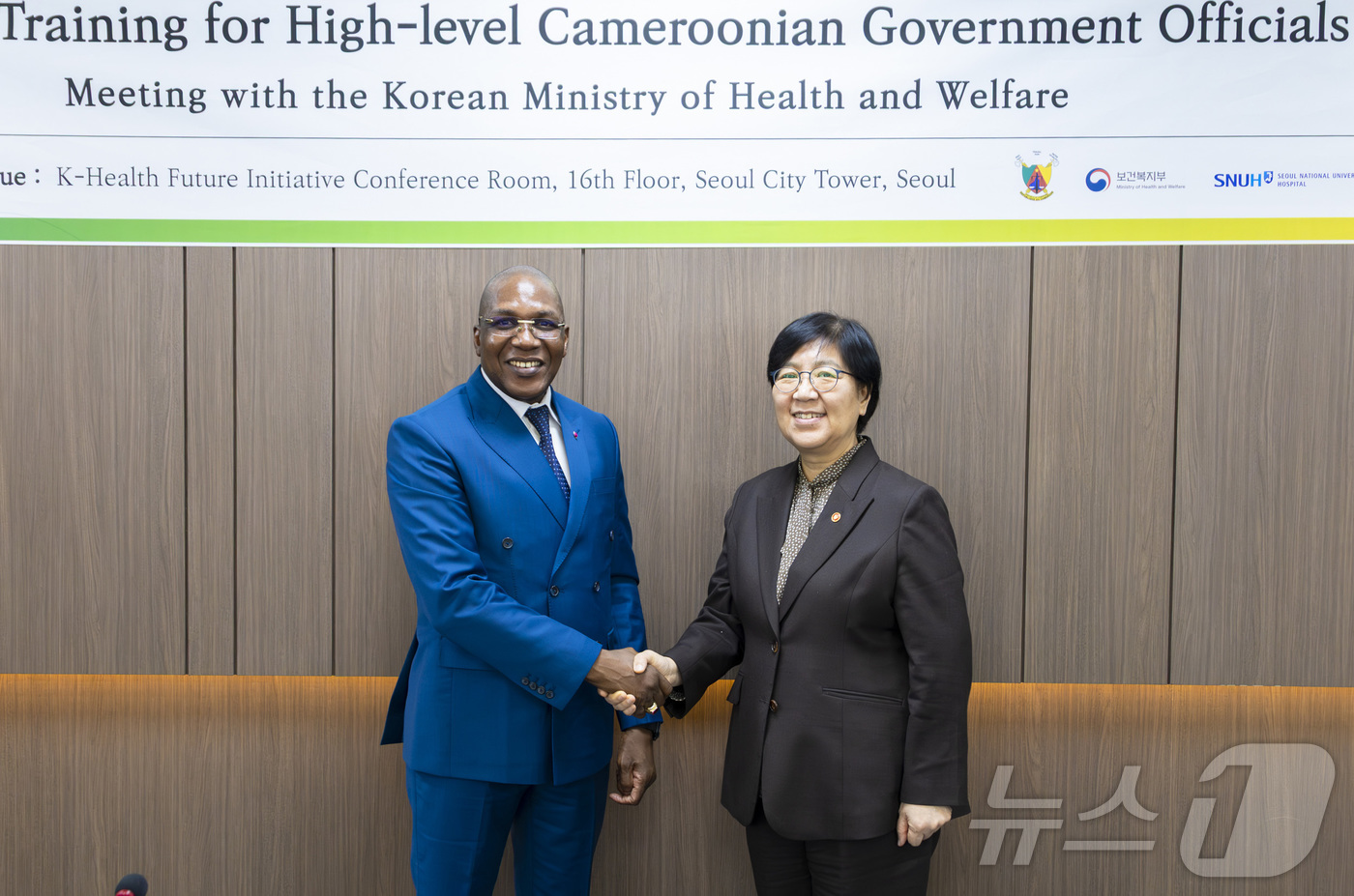 (서울=뉴스1) = 정은경 보건복지부 장관이 27일 오전 서울 한국보건산업진흥원 회의실에서 마나우다 말라시 카메룬 보건부 장관과 기념촬영을 하고 있다. (보건복지부 제공. 재판매 …