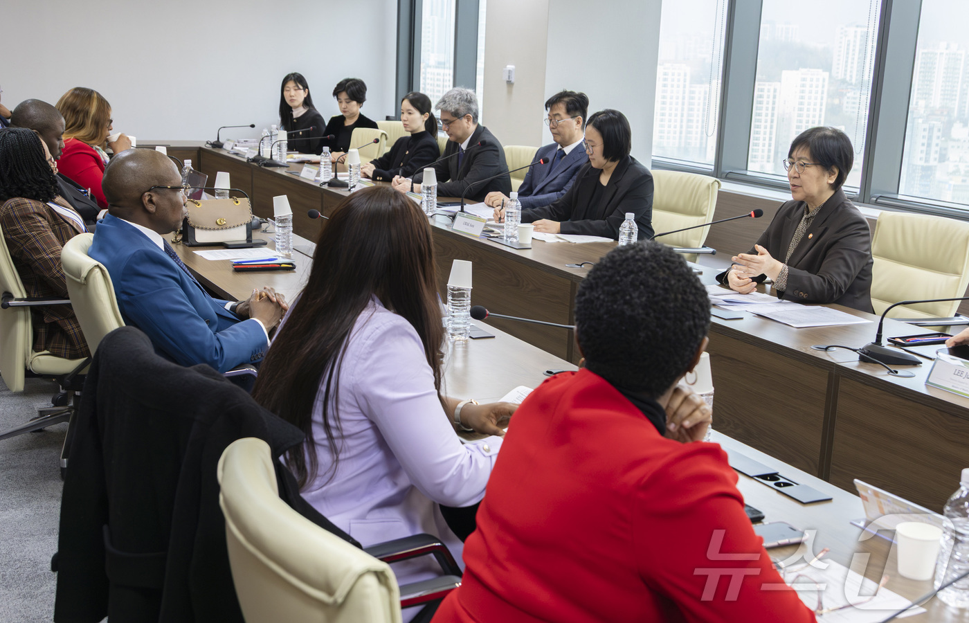 (서울=뉴스1) = 정은경 보건복지부 장관이 27일 오전 서울 한국보건산업진흥원 회의실에서 마나우다 말라시 카메룬 보건부 장관과 면담을 하고 있다. (보건복지부 제공. 재판매 및 …