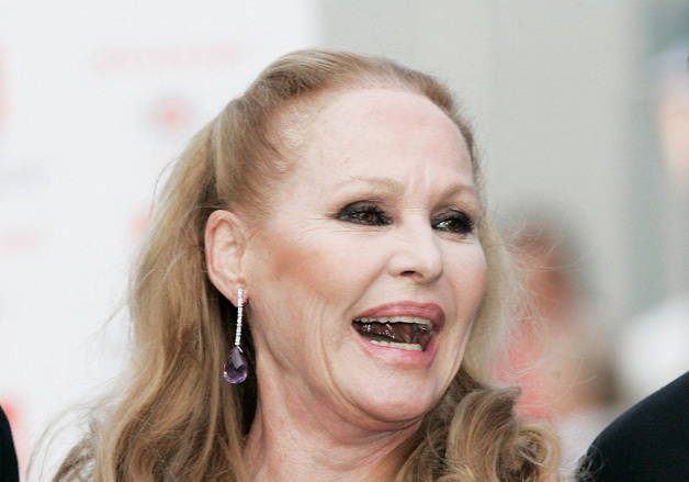 '1호 본드걸' 재산 350억 자산관리인이 '꿀꺽'…伊 포도밭까지 흘러가