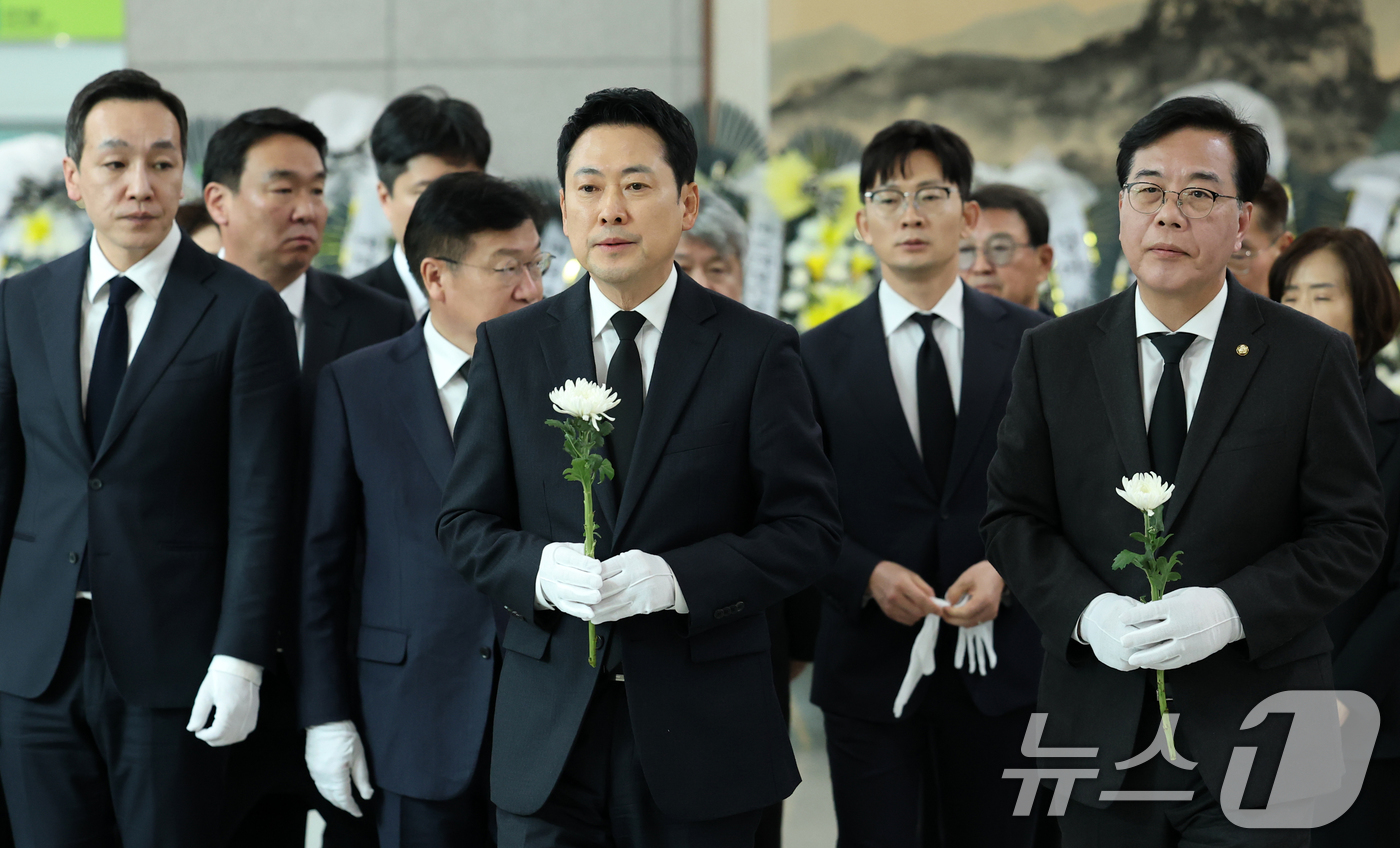 (대전=뉴스1) 김기태 기자 = 장동혁 국민의힘 대표와 당직자들이 27일 대전시청에 마련된 안전공업 희생자 합동분향소에 조문하고 있다. 2026.3.27/뉴스1