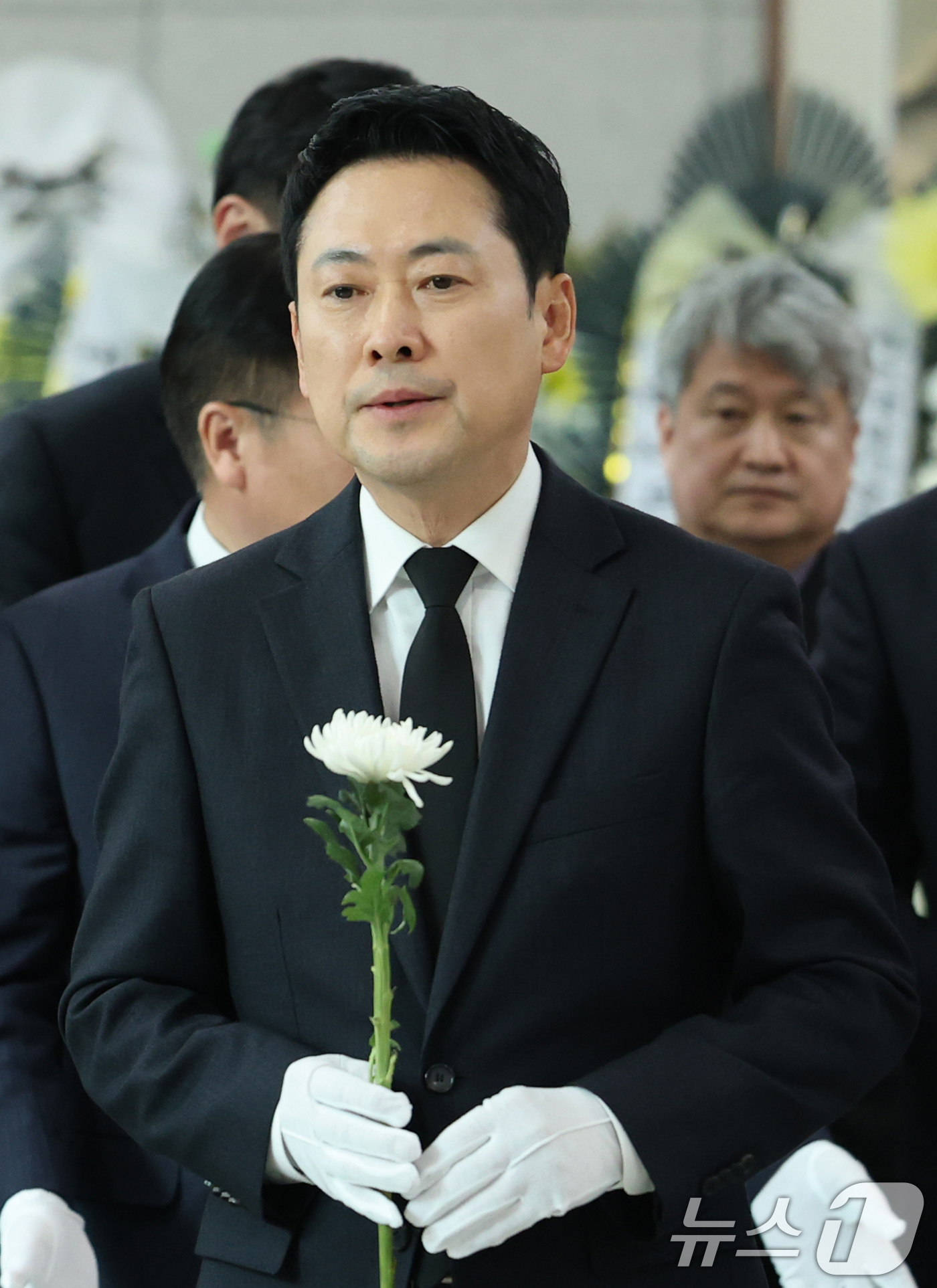 (대전=뉴스1) 김기태 기자 = 장동혁 국민의힘 대표와 당직자들이 27일 대전시청에 마련된 안전공업 희생자 합동분향소에 조문하고 있다. 2026.3.27/뉴스1