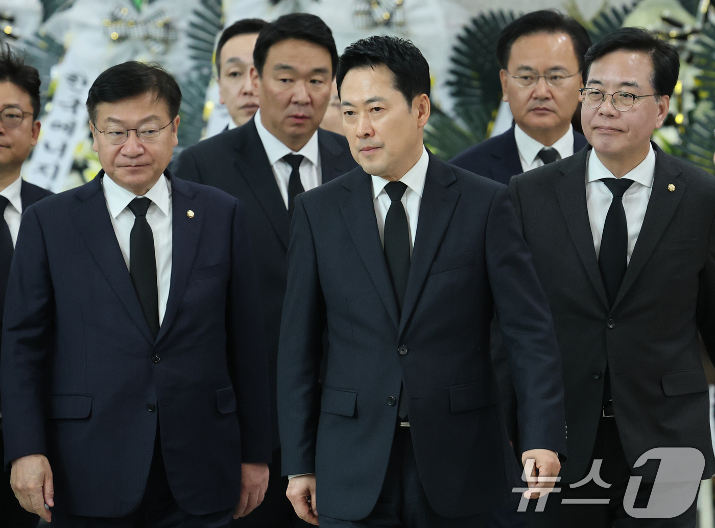 (대전=뉴스1) 김기태 기자 = 장동혁 국민의힘 대표와 당직자들이 27일 대전시청에 마련된 안전공업 희생자 합동분향소에 조문하기 위해 이동하고 있다. 2026.3.27/뉴스1