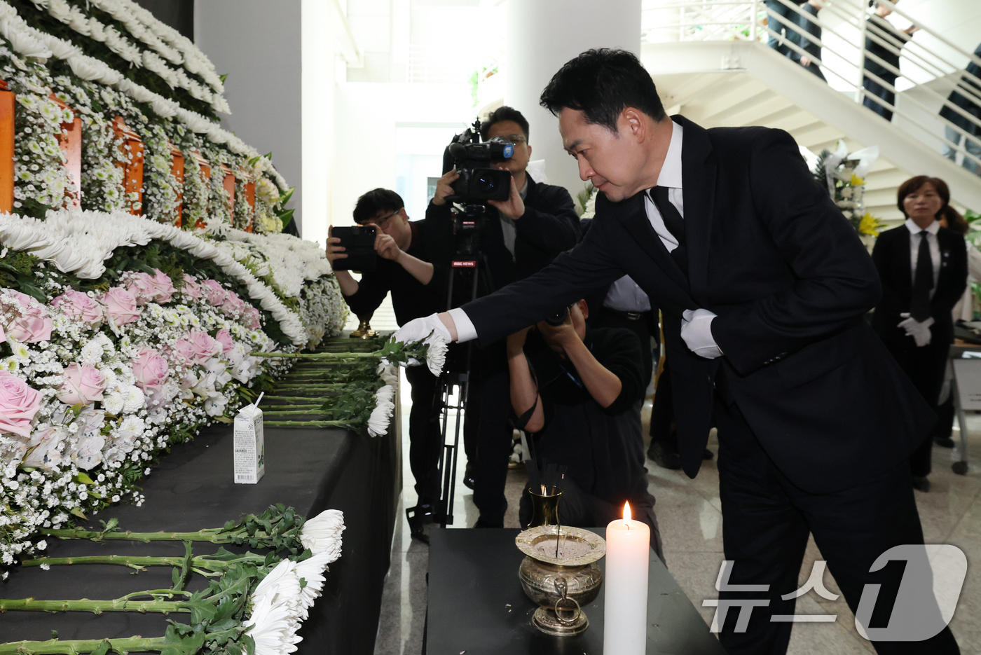 (대전=뉴스1) 김기태 기자 = 장동혁 국민의힘 대표와 당직자들이 27일 대전시청에 마련된 안전공업 희생자 합동분향소에 헌화하고 있다. 2026.3.27/뉴스1