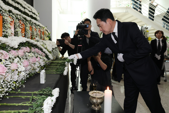 헌화하는 장동혁 대표