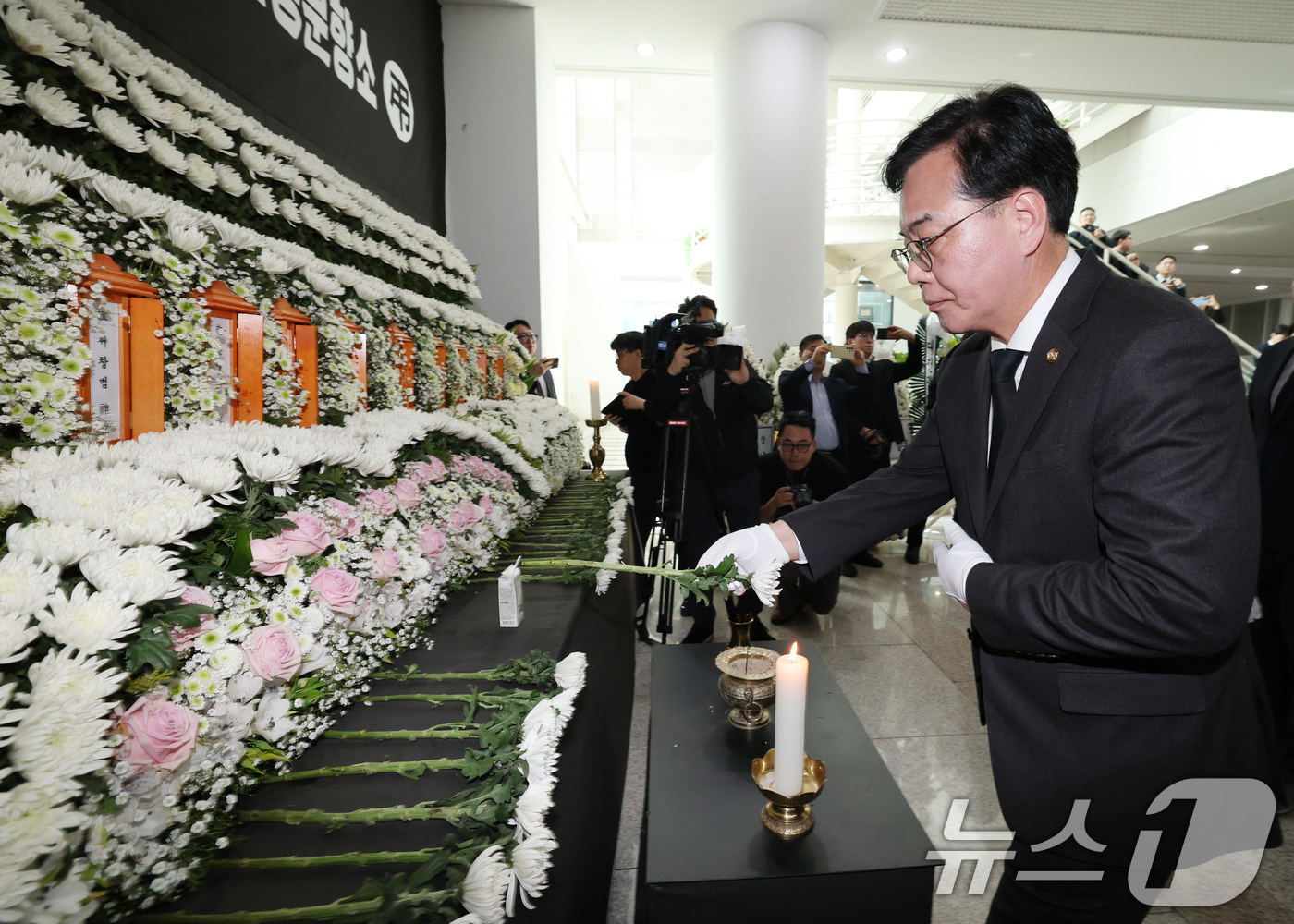 (대전=뉴스1) 김기태 기자 = 송언석 국민의힘 원내대표가 27일 대전시청에 마련된 안전공업 희생자 합동분향소에 헌화하고 있다. 2026.3.27/뉴스1