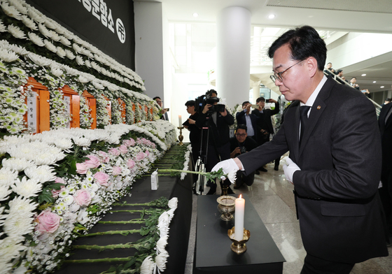 헌화하는 송언석 원내대표