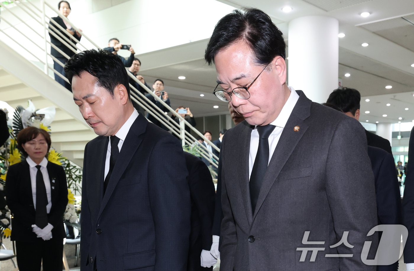 (대전=뉴스1) 김기태 기자 = 장동혁 국민의힘 대표와 송언석 원내대표를 비롯해 당직자들이 27일 대전시청에 마련된 안전공업 희생자 합동분향소에 조문하고 있다. 2026.3.27/ …