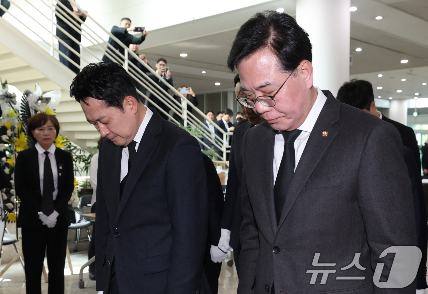 (대전=뉴스1) 김기태 기자 = 장동혁 국민의힘 대표와 송언석 원내대표를 비롯해 당직자들이 27일 대전시청에 마련된 안전공업 희생자 합동분향소에 조문하고 있다.  2026.3.27 …