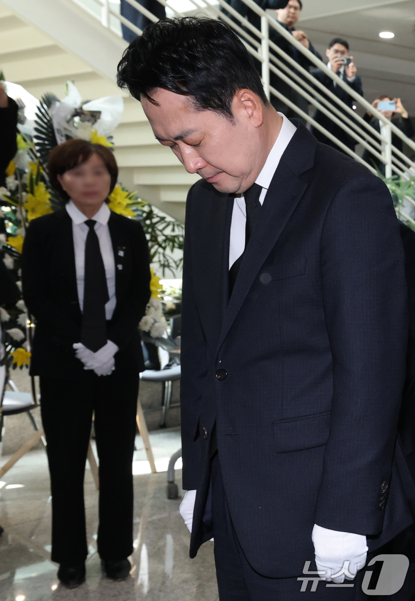 (대전=뉴스1) 김기태 기자 = 장동혁 국민의힘 대표를 비롯해 당직자들이 27일 대전시청에 마련된 안전공업 희생자 합동분향소에 조문하고 있다.  2026.3.27/뉴스1