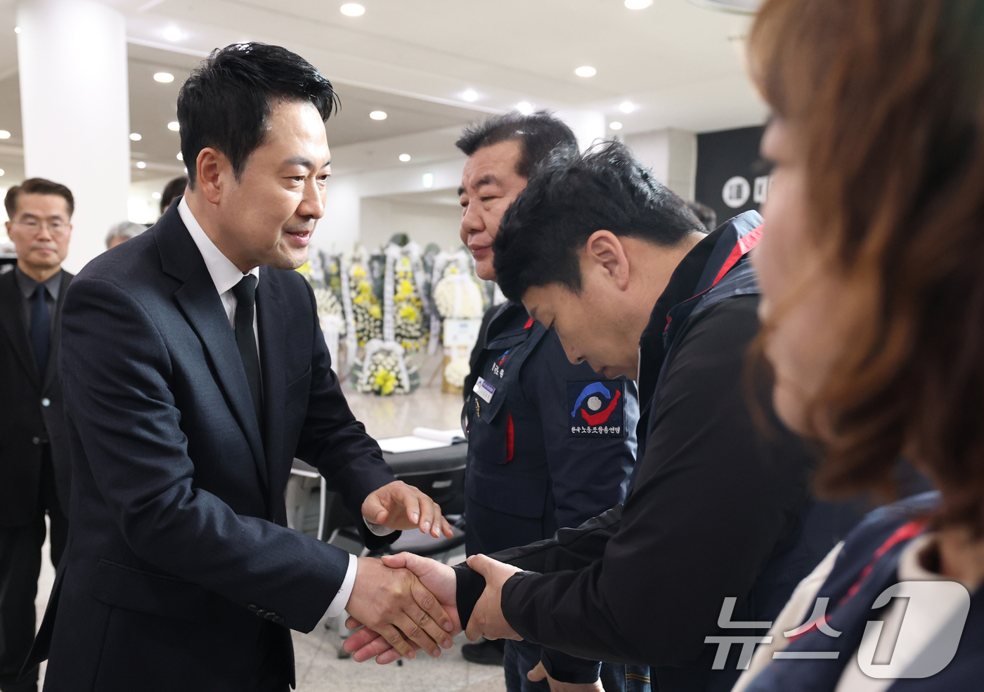 (대전=뉴스1) 김기태 기자 = 장동혁 국민의힘 대표와 송언석 원내대표를 비롯해 당직자들이 27일 대전시청에 마련된 안전공업 희생자 합동분향소에 조문한 뒤 안전공업 직원을 위로하고 …