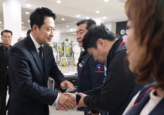 안전공업 직원 위로하는 장동혁 대표