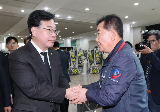 안전공업 직원 위로하는 송언석 원내대표