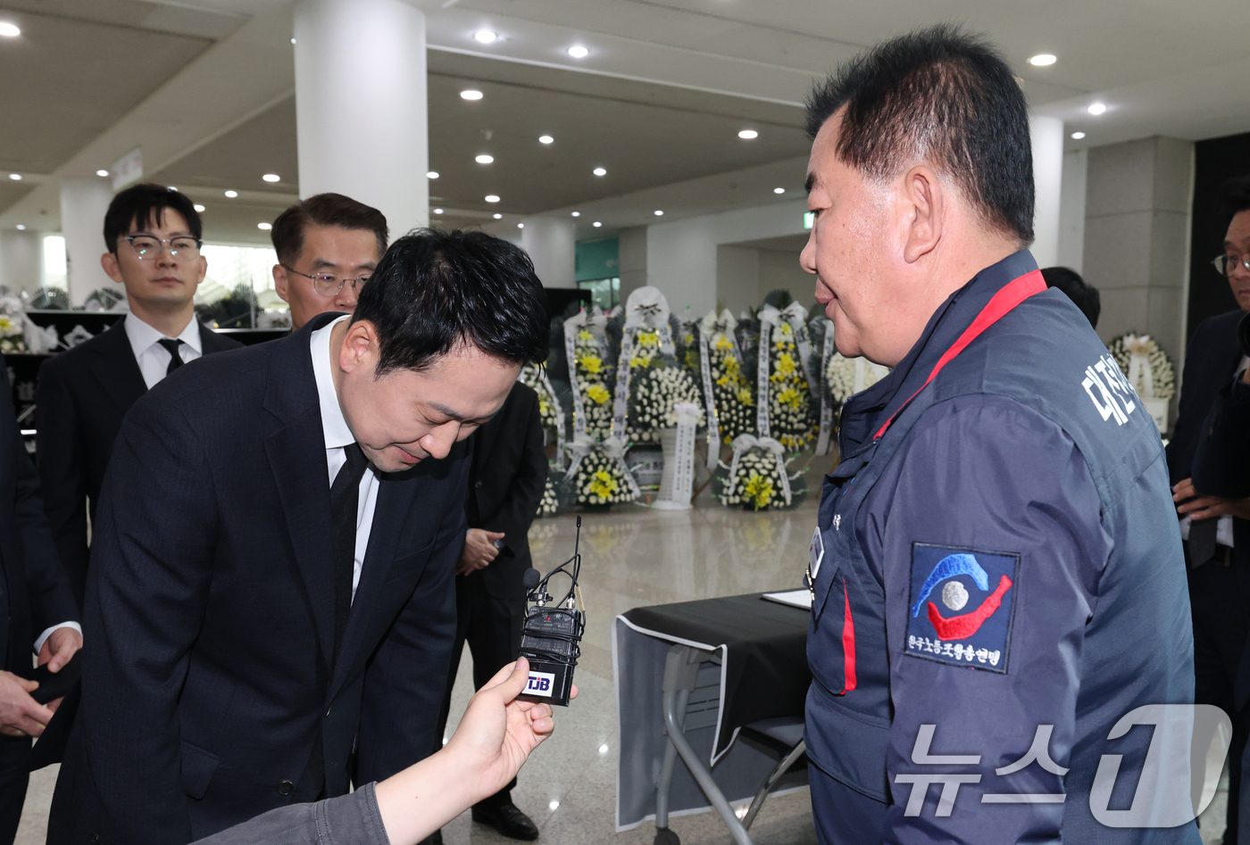 (대전=뉴스1) 김기태 기자 = 장동혁 국민의힘 대표를 비롯해 당직자들이 27일 대전시청에 마련된 안전공업 희생자 합동분향소에 조문한 뒤 안전공업 직원을 위로하고 있다.  2026 …