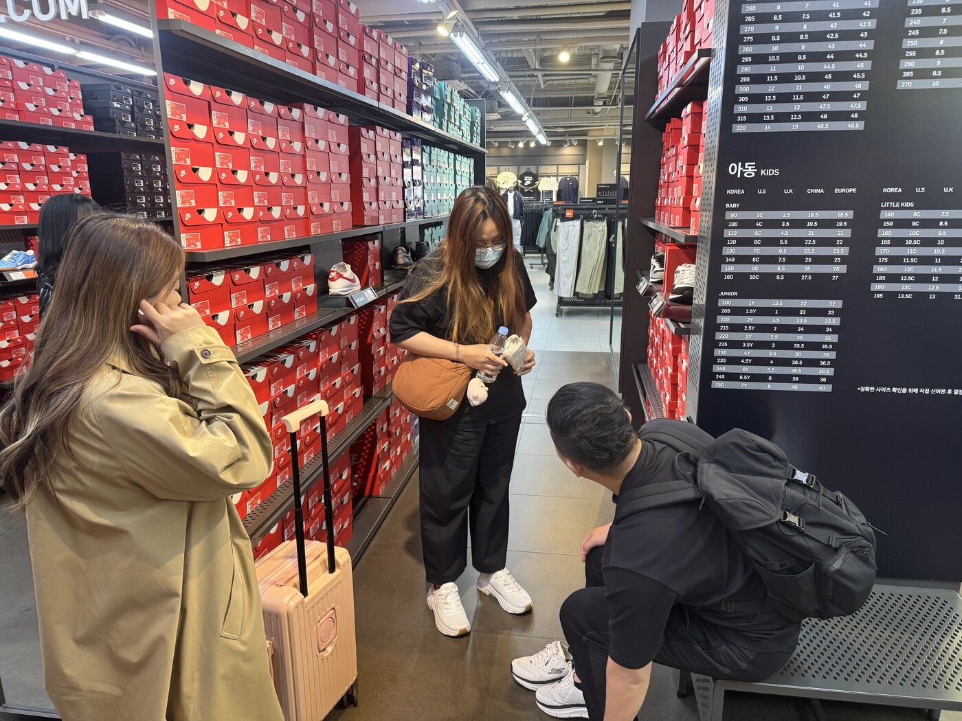 본문 이미지 - 27일 여주 프리미엄 아울렛 나이키 매장에서 신발을 고르고 있는 준 일행(신세계사이먼 제공)