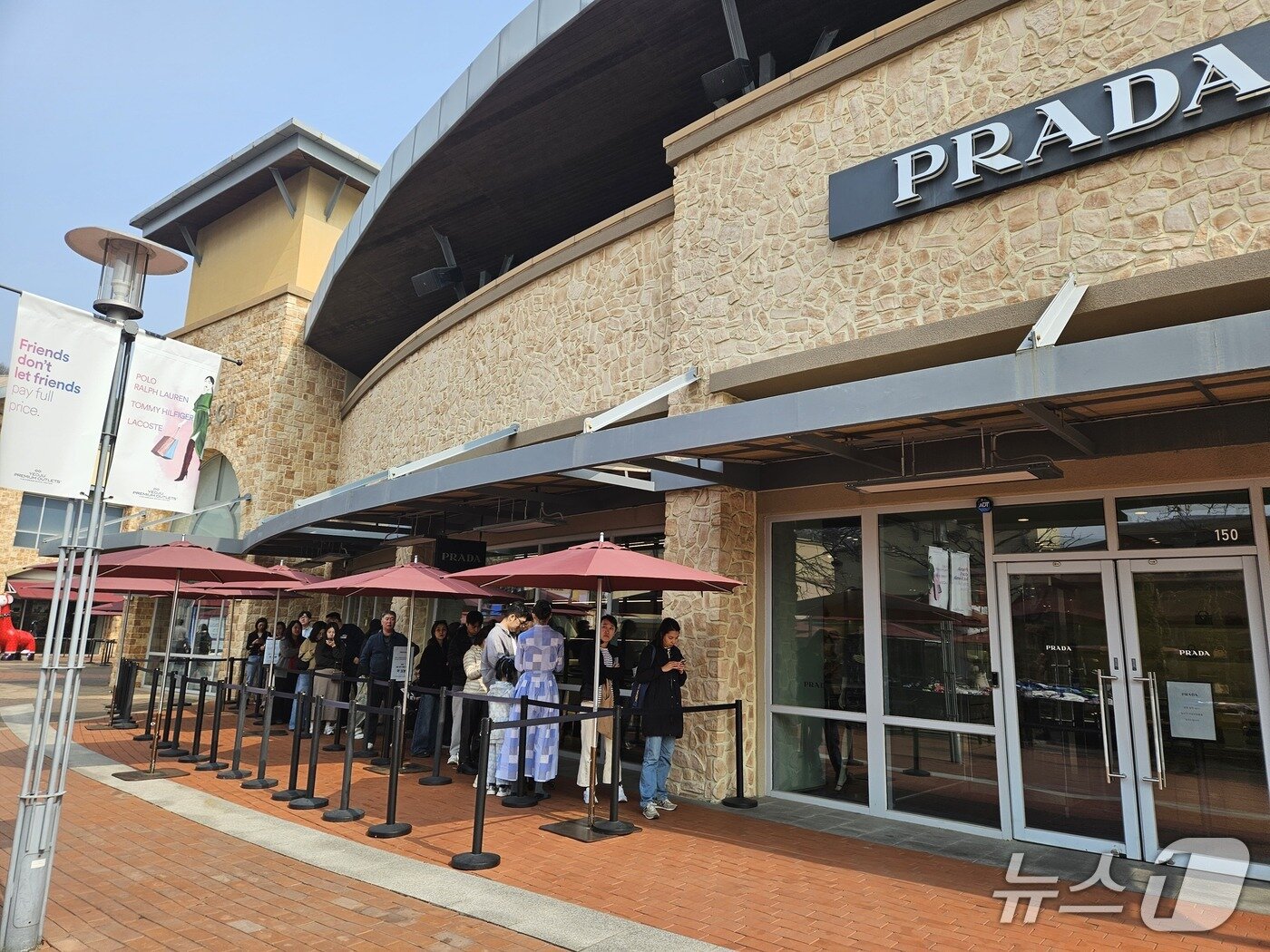 본문 이미지 - 여주 프리미엄 아울렛 프라다 매장 앞에 줄 선 외국인들 2026.3.27 ⓒ 뉴스1 박혜연 기자