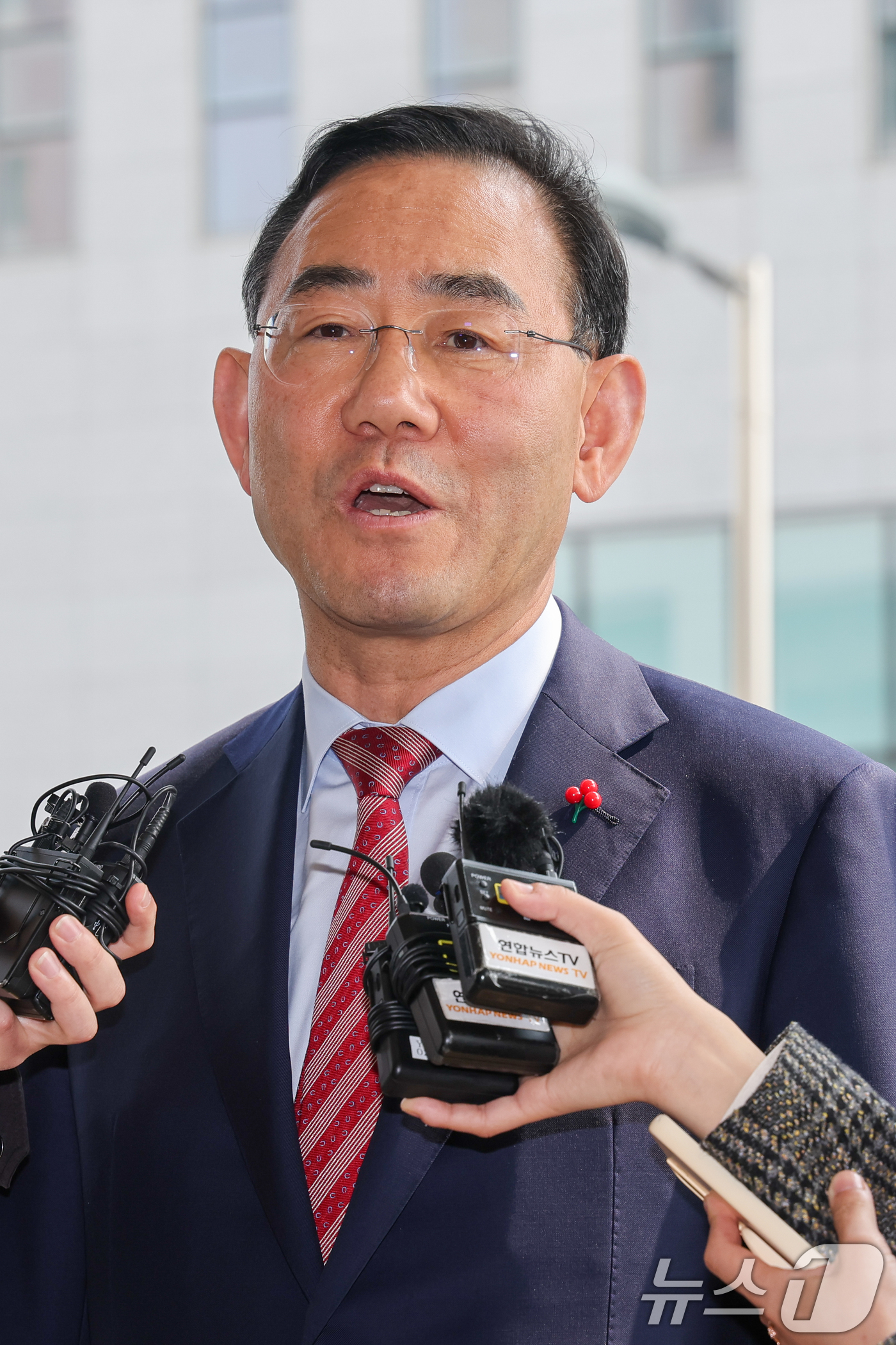 (서울=뉴스1) 안은나 기자 = 주호영 국민의힘 의원이 27일 오후 서울 양천구 남부지방법원에서 열린 6·3 지방선거 대구시장 후보 공천배제 결정 효력정지 가처분 심문기일에 출석하 …