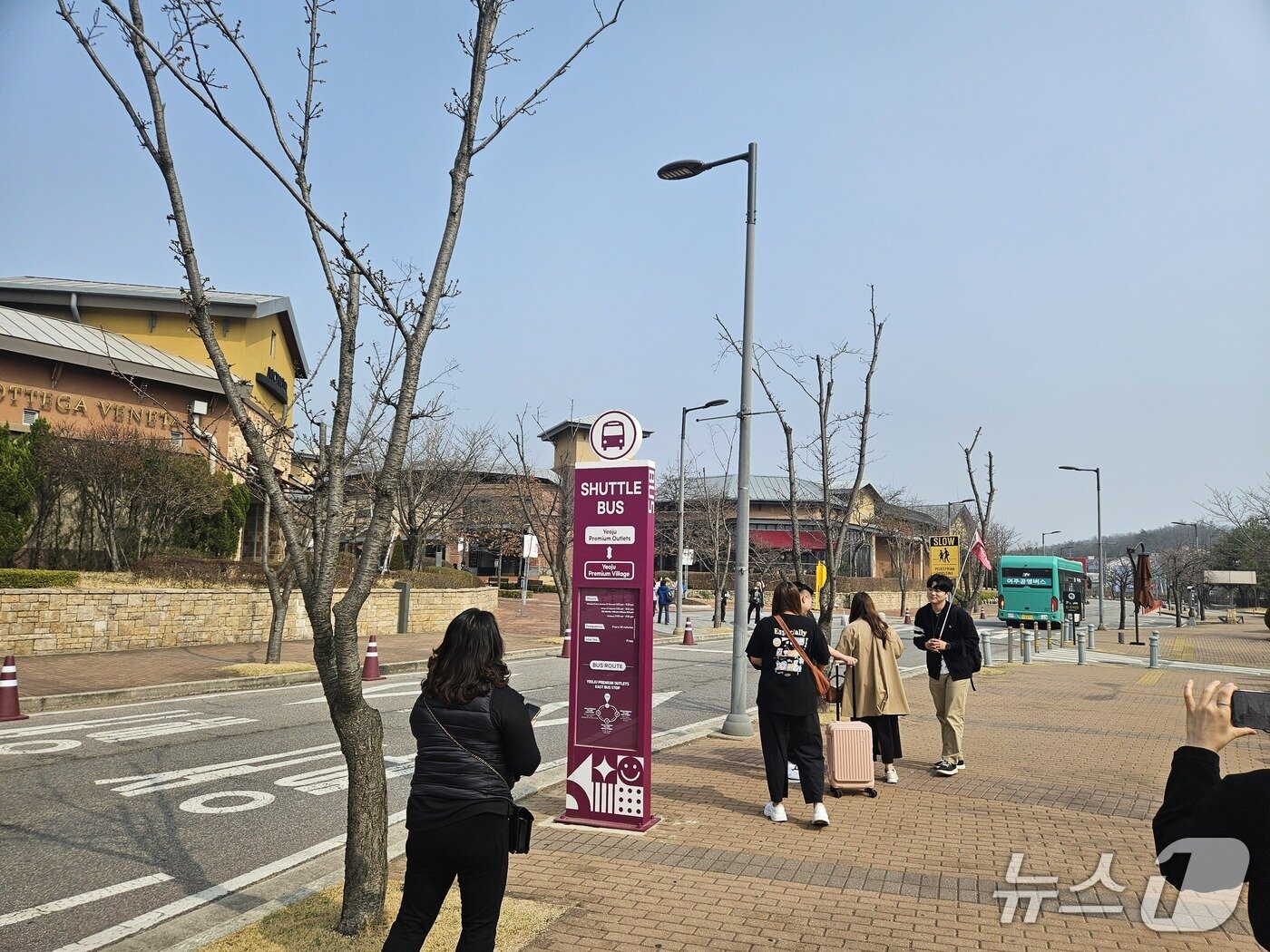 본문 이미지 - 원데이 투어 전용 버스를 타고 도착한 스마트 정류장. 여주 프리미엄 아울렛이 지척이다. 2026.3.27 ⓒ 뉴스1 박혜연 기자