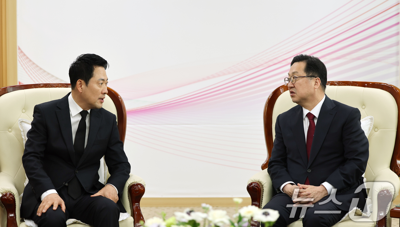 (대전=뉴스1) 김기태 기자 = 장동혁 국민의힘 대표가 27일 대전시청에 마련된 안전공업 희생자 합동분향소에 조문한 뒤 이장우 대전시장과 대화를 나누고 있다. 2026.3.27/뉴 …
