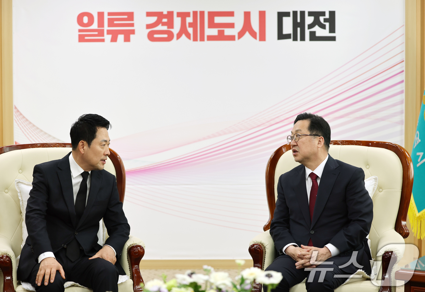 (대전=뉴스1) 김기태 기자 = 장동혁 국민의힘 대표가 27일 대전시청에 마련된 안전공업 희생자 합동분향소에 조문한 뒤 이장우 대전시장과 대화를 나누고 있다. 2026.3.27/뉴 …