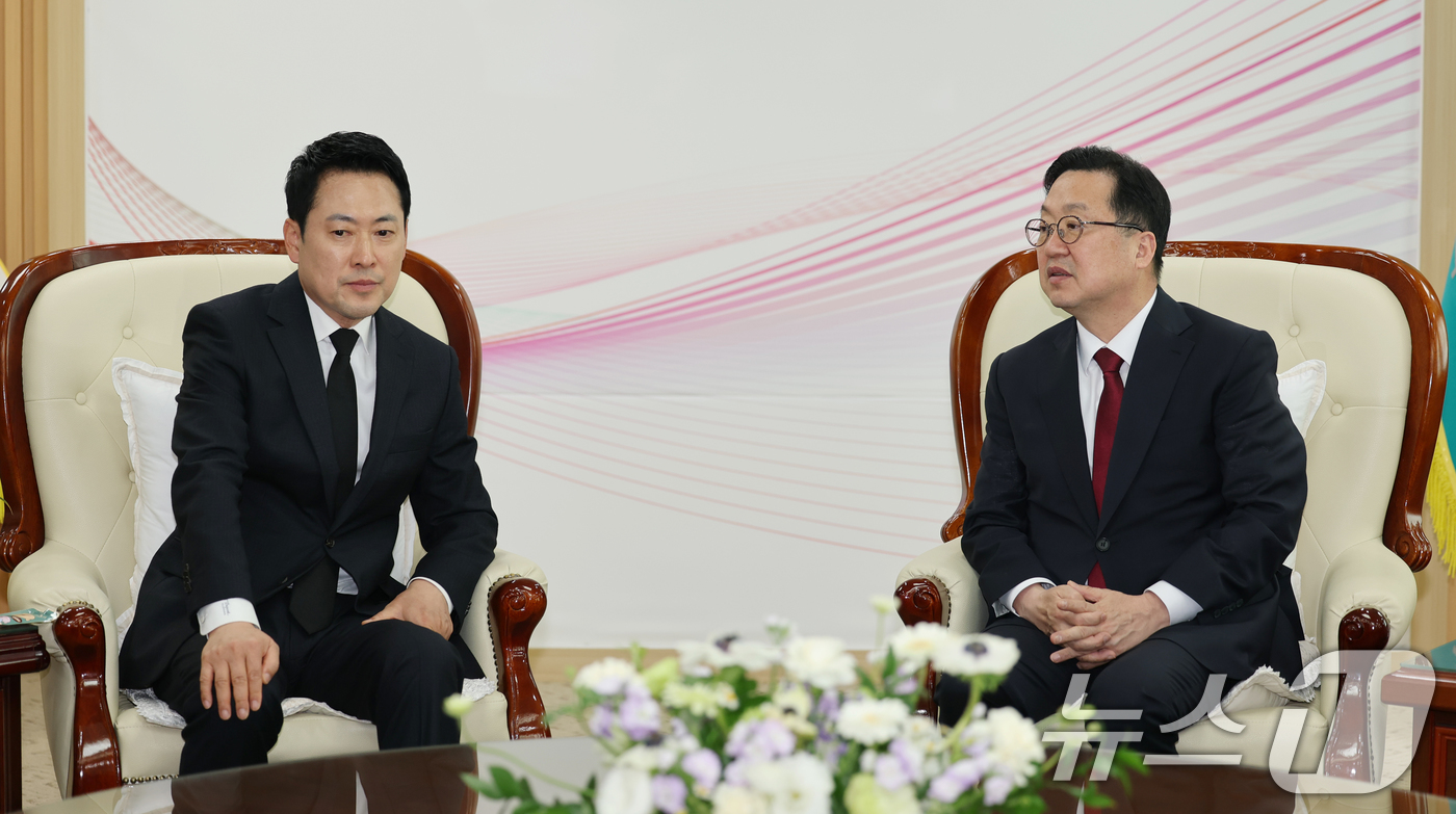 (대전=뉴스1) 김기태 기자 = 장동혁 국민의힘 대표가 27일 대전시청에 마련된 안전공업 희생자 합동분향소에 조문한 뒤 이장우 대전시장과 대화를 나누고 있다. 2026.3.27/뉴 …