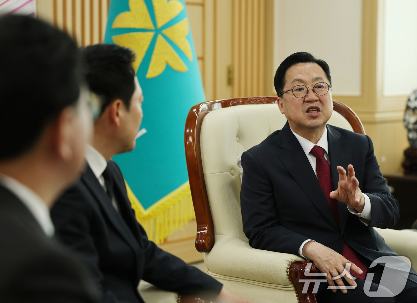 (대전=뉴스1) 김기태 기자 = 이장우 대전시장이 27일 대전시청에 마련된 안전공업 희생자 합동분향소에 조문한 장동혁 국민의힘 대표와 대화를 나누고 있다. 2026.3.27/뉴스1 …