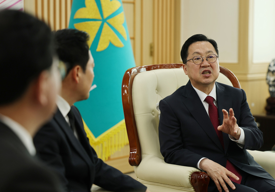 안전공업 현황 설명하는 이장우 대전시장