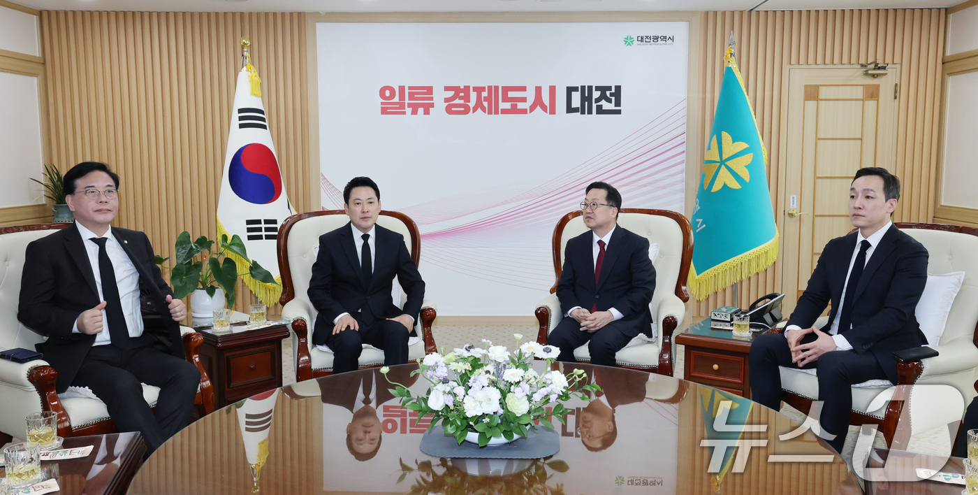 (대전=뉴스1) 김기태 기자 = 장동혁 국민의힘 대표가 27일 대전시청에 마련된 안전공업 희생자 합동분향소에 조문한 뒤 이장우 대전시장과 대화를 나누고 있다. 2026.3.27/뉴 …