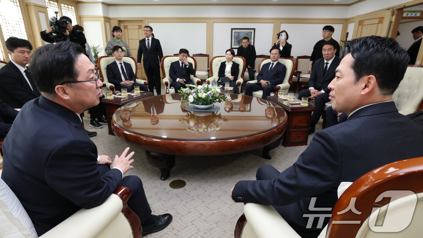(대전=뉴스1) 김기태 기자 = 장동혁 국민의힘 대표가 27일 대전시청에 마련된 안전공업 희생자 합동분향소에 조문한 뒤 이장우 대전시장과 대화를 나누고 있다. 2026.3.27/뉴 …