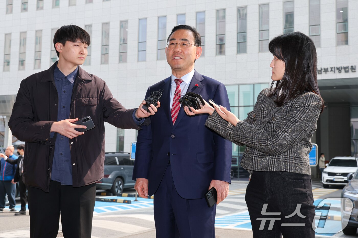 본문 이미지 - 주호영 국민의힘 의원이 27일 오후 서울 양천구 남부지방법원에서 열린 6·3 지방선거 대구시장 후보 공천배제 결정 효력정지 가처분 심문기일에 출석하며 취재진 질문에 답하고 있다. 2026.3.27 ⓒ 뉴스1 안은나 기자