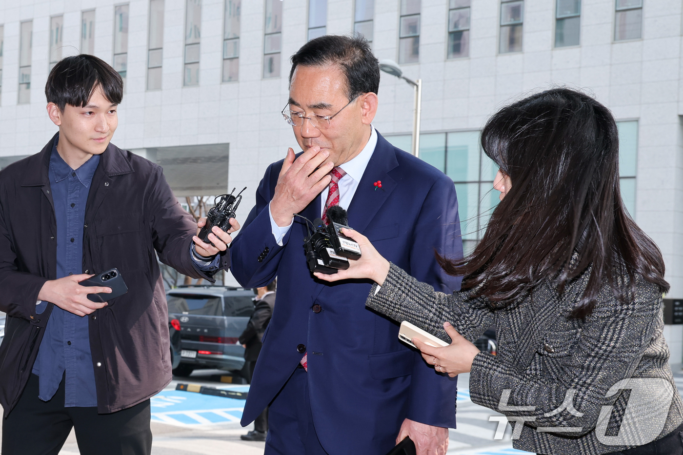 (서울=뉴스1) 안은나 기자 = 주호영 국민의힘 의원이 27일 오후 서울 양천구 남부지방법원에서 열린 6·3 지방선거 대구시장 후보 공천배제 결정 효력정지 가처분 심문기일에 출석하 …