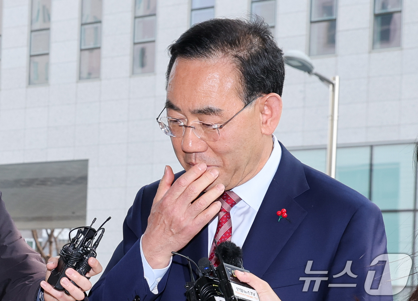 (서울=뉴스1) 안은나 기자 = 주호영 국민의힘 의원이 27일 오후 서울 양천구 남부지방법원에서 열린 6·3 지방선거 대구시장 후보 공천배제 결정 효력정지 가처분 심문기일에 출석하 …