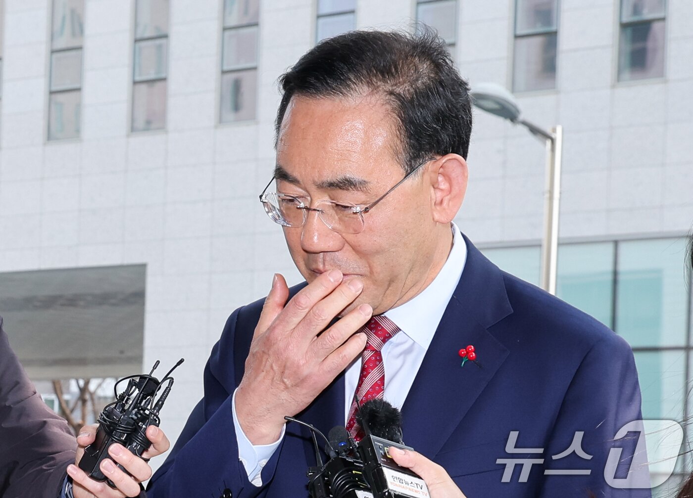 본문 이미지 - 주호영 국민의힘 의원이 27일 오후 서울 양천구 남부지방법원에서 열린 6·3 지방선거 대구시장 후보 공천배제 결정 효력정지 가처분 심문기일에 출석하며 취재진 질문을 듣고 있다. 2026.3.27 ⓒ 뉴스1 안은나 기자