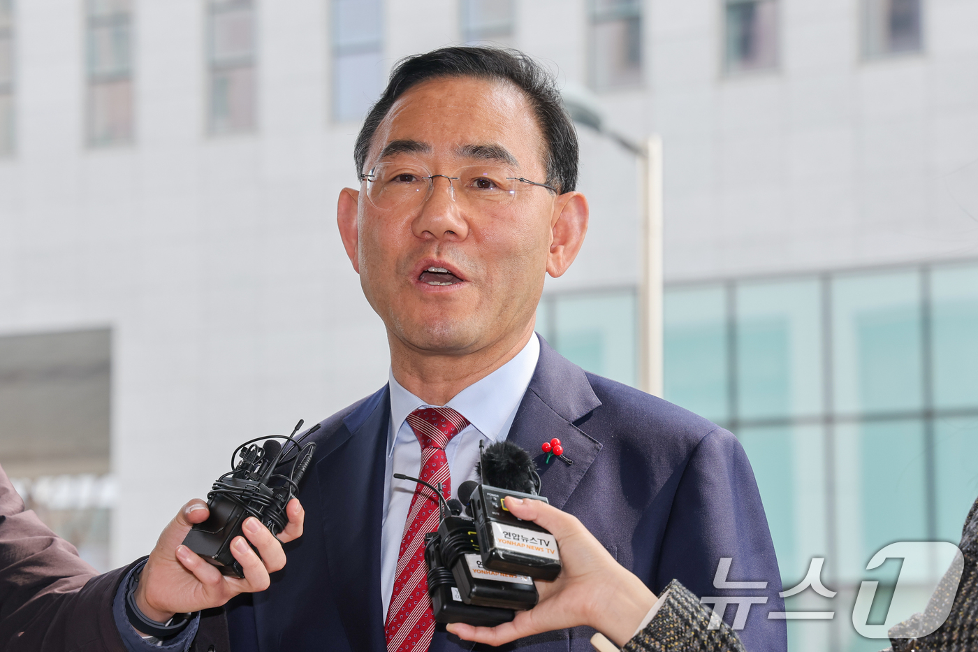 (서울=뉴스1) 안은나 기자 = 주호영 국민의힘 의원이 27일 오후 서울 양천구 남부지방법원에서 열린 6·3 지방선거 대구시장 후보 공천배제 결정 효력정지 가처분 심문기일에 출석하 …