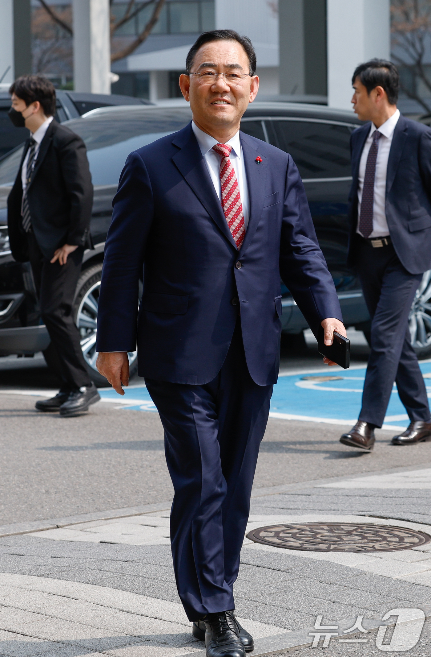 (서울=뉴스1) 안은나 기자 = 주호영 국민의힘 의원이 27일 오후 서울 양천구 남부지방법원에서 열린 6·3 지방선거 대구시장 후보 공천배제 결정 효력정지 가처분 심문기일에 출석하 …