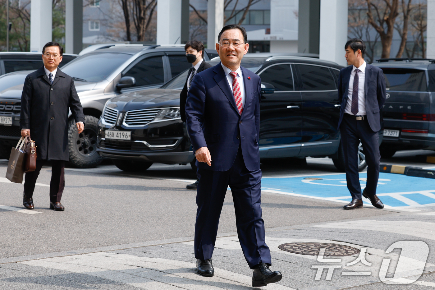 (서울=뉴스1) 안은나 기자 = 주호영 국민의힘 의원이 27일 오후 서울 양천구 남부지방법원에서 열린 6·3 지방선거 대구시장 후보 공천배제 결정 효력정지 가처분 심문기일에 출석하 …