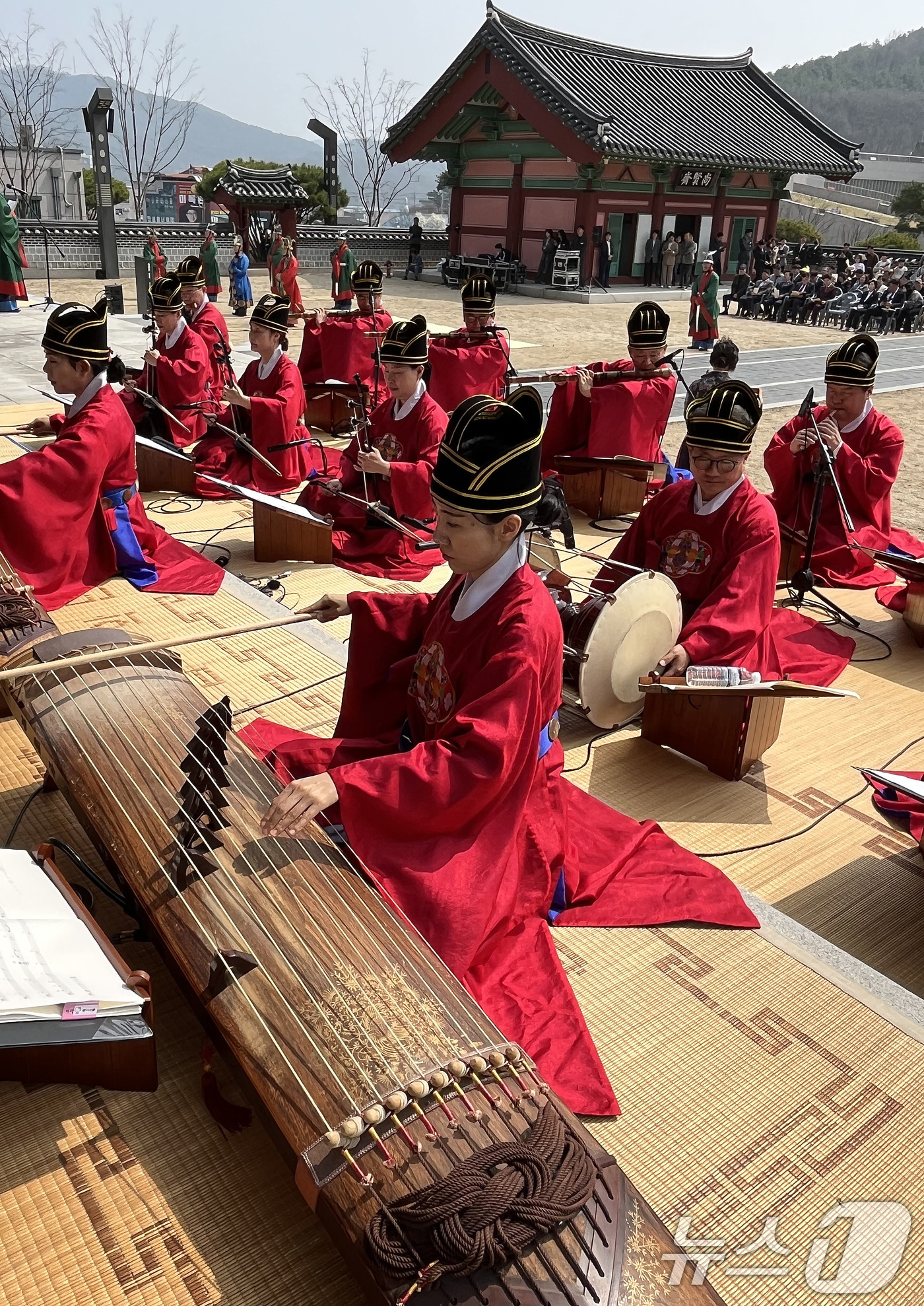 (고령=뉴스1) 공정식 기자 = 27일 경북 고령군 대가야 역사 테마 관광지와 지산동 고분군 일대에서 '대가야축제'가 개막했다. '다시 시작되는 대가야, RE-BORN'을 주제로 …