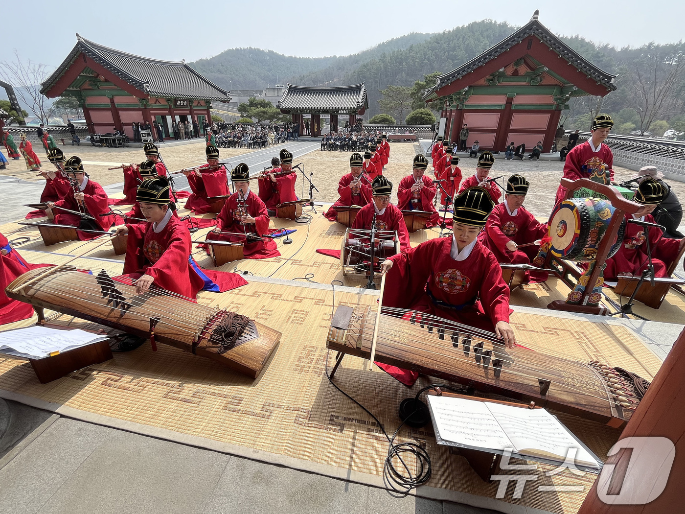 (고령=뉴스1) 공정식 기자 = 27일 경북 고령군 대가야 역사 테마 관광지와 지산동 고분군 일대에서 '대가야축제'가 개막했다. '다시 시작되는 대가야, RE-BORN'을 주제로 …