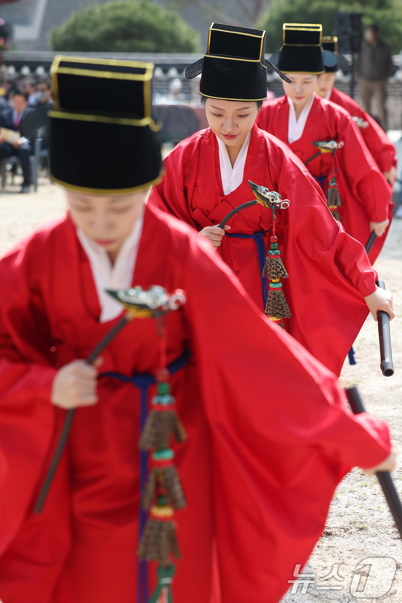 (고령=뉴스1) 공정식 기자 = 27일 경북 고령군 대가야 역사 테마 관광지와 지산동 고분군 일대에서 '대가야축제'가 개막했다. '다시 시작되는 대가야, RE-BORN'을 주제로 …