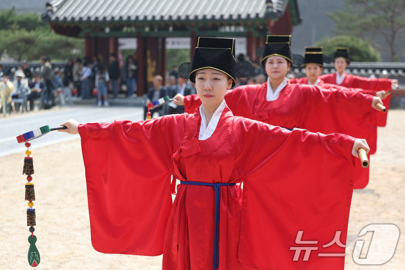 (고령=뉴스1) 공정식 기자 = 27일 경북 고령군 대가야 역사 테마 관광지와 지산동 고분군 일대에서 '대가야축제'가 개막했다. '다시 시작되는 대가야, RE-BORN'을 주제로 …