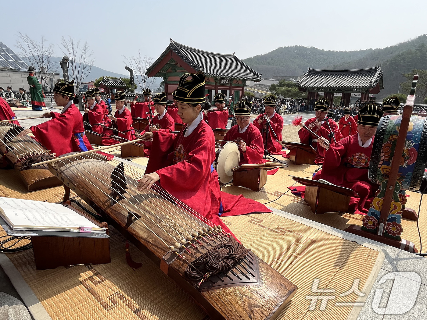 (고령=뉴스1) 공정식 기자 = 27일 경북 고령군 대가야 역사 테마 관광지와 지산동 고분군 일대에서 '대가야축제'가 개막했다. '다시 시작되는 대가야, RE-BORN'을 주제로 …