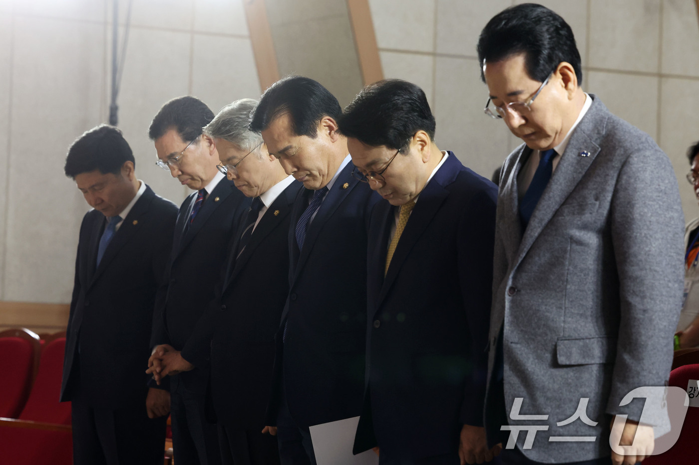 (목포=뉴스1) 이승현 기자 = 27일 오후 전남 목포수산물유통센터 다목적강당에서 열린 더불어민주당 전남광주통합특별시장 후보자 선출을 위한 정책배심원 권역별 심층토론회에서 후보들이 …