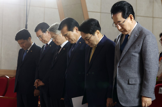 토론회 앞두고 묵념하는 전남광주통합시장 후보들