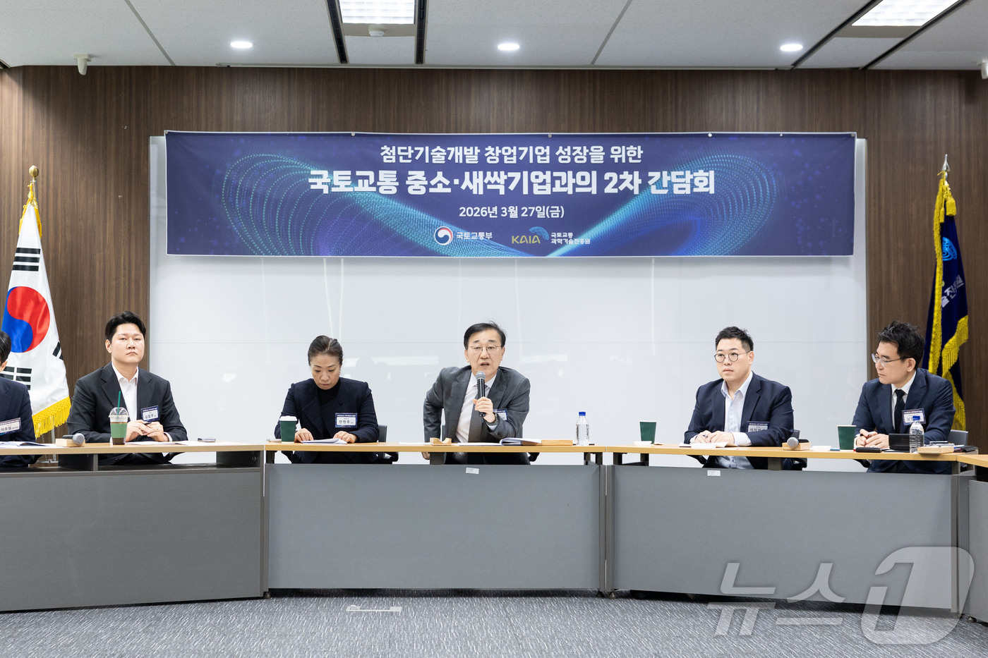 (서울=뉴스1) = 김윤덕 국토교통부 장관이 27일 오전 국토교통과학기술진흥원에서 열린 국토교통 중소·새싹기업과의 2차 간담회에서 발언을 하고 있다. (국토교통부 제공. 재판매 및 …