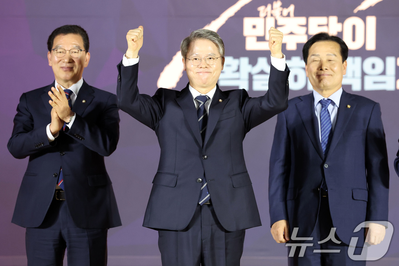 (목포=뉴스1) 이승현 기자 = 27일 오후 전남 목포수산물유통센터 다목적강당에서 열린 더불어민주당 전남광주통합특별시장 후보자 선출을 위한 정책배심원 권역별 심층토론회에서 민형배 …